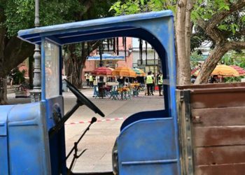 Uno de los vehículos de época en la ambientada plaza Mina / FOTO Eulogio García