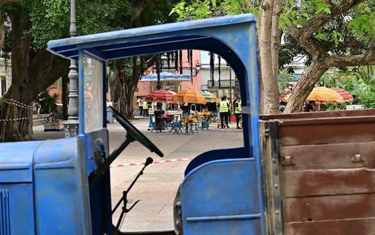 Uno de los vehículos de época en la ambientada plaza Mina / FOTO Eulogio García