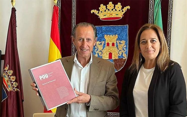 Posado con el POU / FOTO: Ayto.