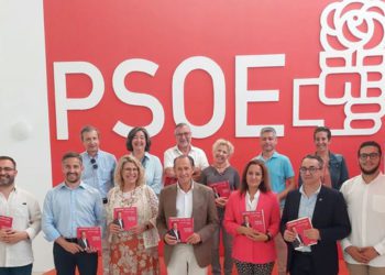 Román y los suyos con el programa electoral / FOTO: PSOE