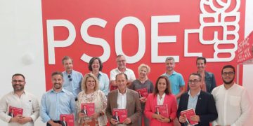 Román y los suyos con el programa electoral / FOTO: PSOE