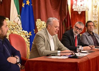 Escenificando la firma del nuevo convenio / FOTO: Eulogio García