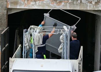 Traslado de cabinas electorales en Cádiz en los últimos días / FOTO: Eulogio García