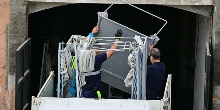 Traslado de cabinas electorales en Cádiz en los últimos días / FOTO: Eulogio García