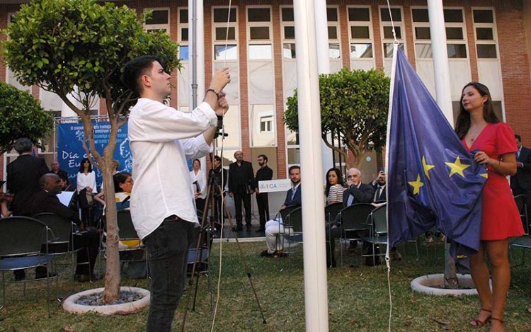 Izando la bandera europea / FOTO: UCA