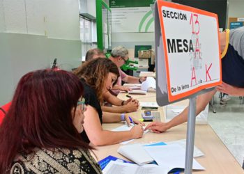 Primeros votantes en una mesa electoral de la capital / FOTO: Eulogio García