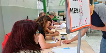 Primeros votantes en una mesa electoral de la capital / FOTO: Eulogio García