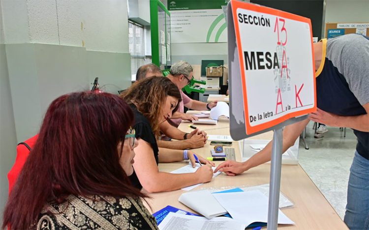 Primeros votantes en una mesa electoral de la capital / FOTO: Eulogio García