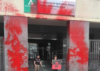 Activista posando tras su acción simbólica / FOTO: Futuro Vegetal