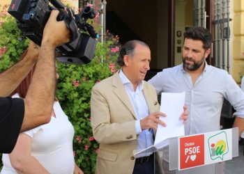 Román y Palmero firman el acuerdo a las puertas del Ayuntamiento / FOTO: IU