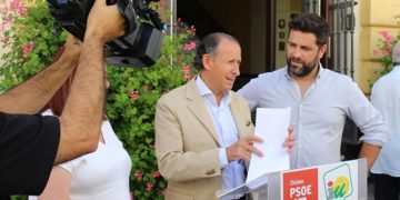 Román y Palmero firman el acuerdo a las puertas del Ayuntamiento / FOTO: IU