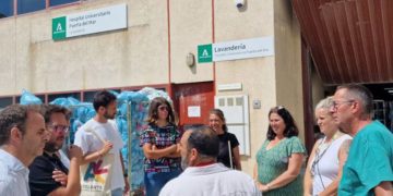 Representantes de Adelante charlan con trabajadores a las puertas de la lavandería / FOTO: Adelante