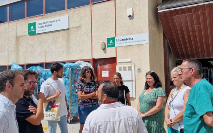 Representantes de Adelante charlan con trabajadores a las puertas de la lavandería / FOTO: Adelante