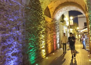 El Arco de la Villa iluminado con los colores arcoíris en el Orgullo de 2022 / FOTO: Ayto.