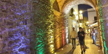 El Arco de la Villa iluminado con los colores arcoíris en el Orgullo de 2022 / FOTO: Ayto.