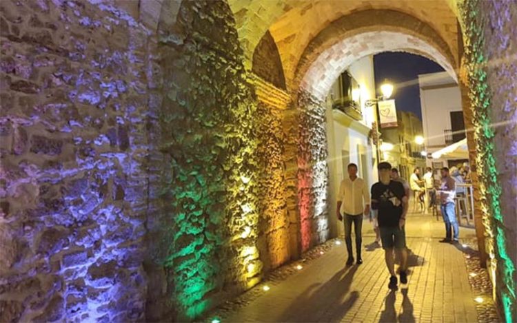 El Arco de la Villa iluminado con los colores arcoíris en el Orgullo de 2022 / FOTO: Ayto.