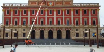 Una grúa y un par de operarios, en faena desde el lunes / FOTO: DBC