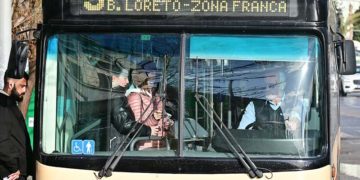 Chófer en uno de los urbanos de la capital gaditana / FOTO: Eulogio García