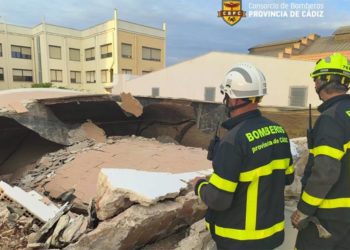 Supervisando los daños en la cubierta / FOTO: CBPC