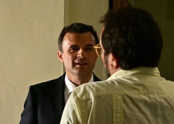 Alcaldes saliente y entrante charlando antes del pleno / FOTO: Eulogio García