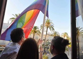 El nuevo alcalde participando en el izado de la bandera / FOTO: @brunog_cadiz