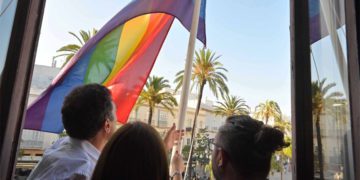 El nuevo alcalde participando en el izado de la bandera / FOTO: @brunog_cadiz