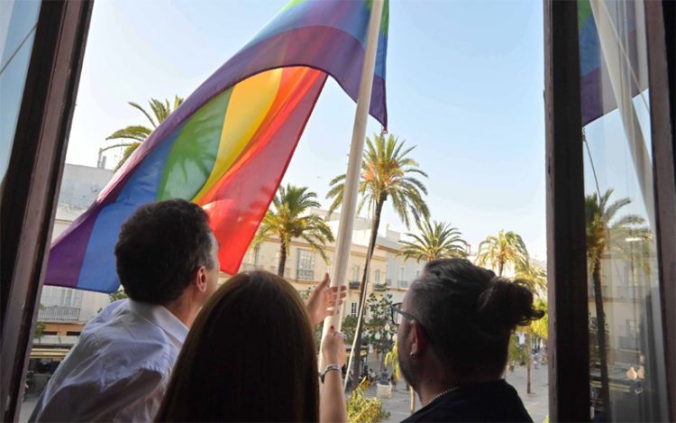 El nuevo alcalde participando en el izado de la bandera / FOTO: @brunog_cadiz