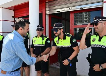 García saluda a varios de los agentes voluntarios del servicio / FOTO: Eulogio García