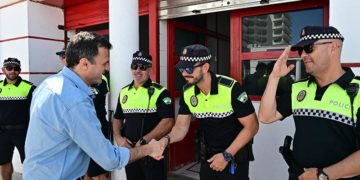 García saluda a varios de los agentes voluntarios del servicio / FOTO: Eulogio García