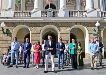 El ya alcalde y sus concejales posando a las puertas de San Juan de Dios / FOTO: Eulogio García