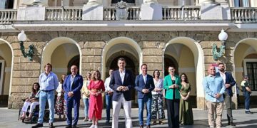 El ya alcalde y sus concejales posando a las puertas de San Juan de Dios / FOTO: Eulogio García