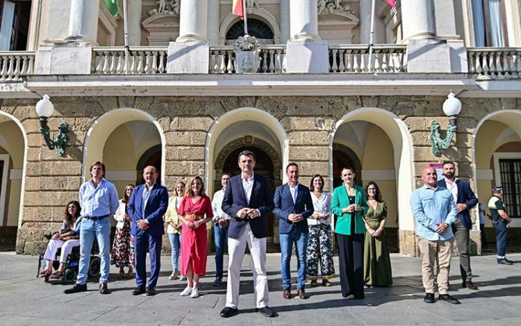 El ya alcalde y sus concejales posando a las puertas de San Juan de Dios / FOTO: Eulogio García