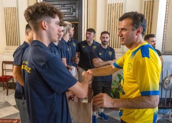 El alcalde saluda a la plantilla con la camiseta del equipo / FOTO: Ayto.