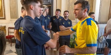 El alcalde saluda a la plantilla con la camiseta del equipo / FOTO: Ayto.