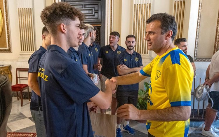 El alcalde saluda a la plantilla con la camiseta del equipo / FOTO: Ayto.