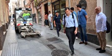 El nuevo alcalde observa a los operarios en su faena / FOTO: Ayto.