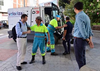 Bruno García charla con operarios del servicio / FOTO: Ayto.