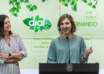 La alcaldesa escucha las palabras de la directora de Radio Cádiz / FOTO: Ayto.