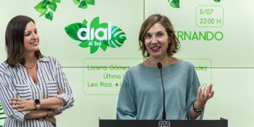 La alcaldesa escucha las palabras de la directora de Radio Cádiz / FOTO: Ayto.