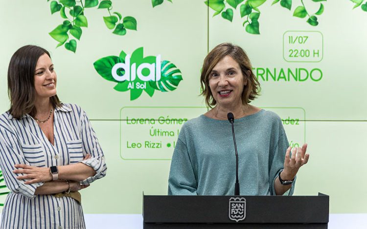 La alcaldesa escucha las palabras de la directora de Radio Cádiz / FOTO: Ayto.