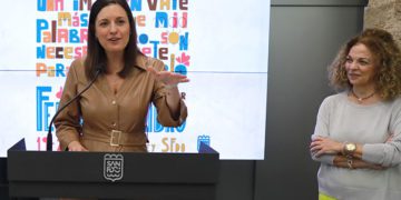 Cavada presenta la Feria del Libro, observada por la edil de Cultura / FOTO: Ayto.