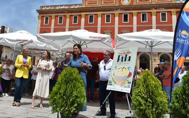 La alcaldesa interviniendo en la presentación de la ruta / FOTO: Asihtur