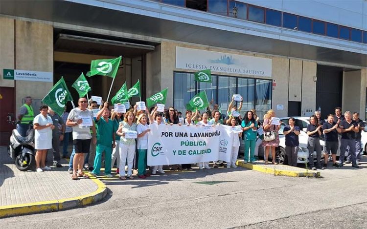 Un momento de la concentración promovida por CSIF / FOTO: CSIF