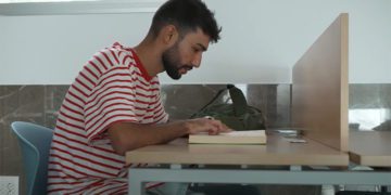 Uno de los chicos entrevistados en Cádiz en el documental / FOTO: youtube