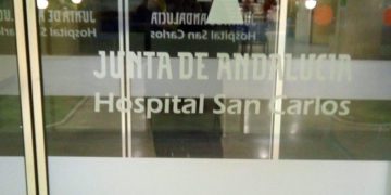 Una de las puertas de acceso al hospital / FOTO: DBC