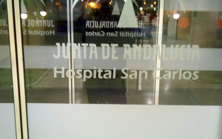 Una de las puertas de acceso al hospital / FOTO: DBC