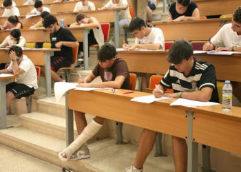 Concentrados, en la Facultad de Medicina / FOTO: UCA