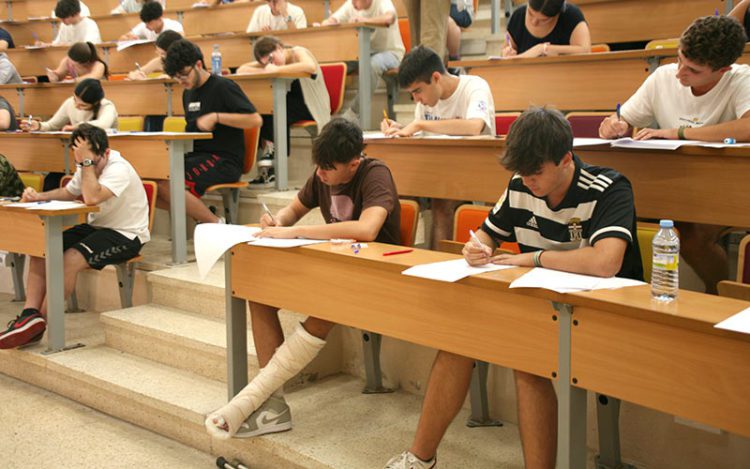 Concentrados, en la Facultad de Medicina / FOTO: UCA