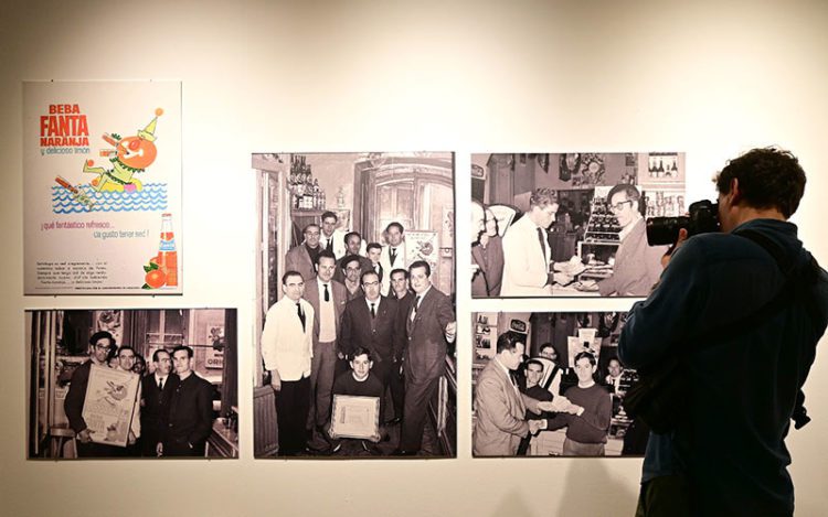 Un paseo por la muestra / FOTO: Eulogio García