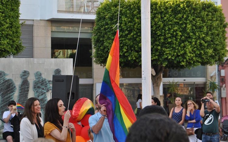 La arcoíris volverá a ondear en la plaza de la Iglesia / FOTO: Ayto.